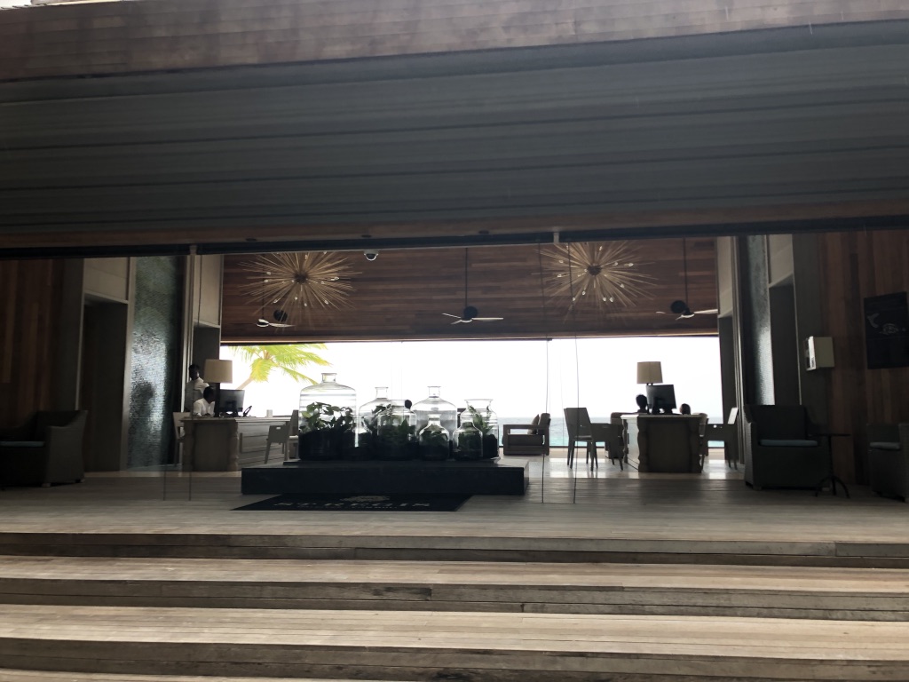 セントレジス・モルディブ・ヴォンムリ・リゾート帰りの水上飛行機の時間は?ラウンジは何時まで利用できる? 2 セントレジス・モルディブ・ヴォンムリ・リゾート チェックアウト 水上飛行機 時間 ラウンジ 利用 飲み物 食べ物 シャワー