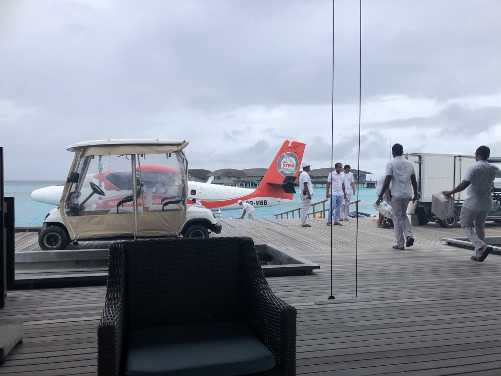 セントレジス・モルディブ・ヴォンムリ・リゾート帰りの水上飛行機の時間は?ラウンジは何時まで利用できる? 5 セントレジス・モルディブ・ヴォンムリ・リゾート チェックアウト 水上飛行機 時間 ラウンジ 利用 飲み物 食べ物 シャワー