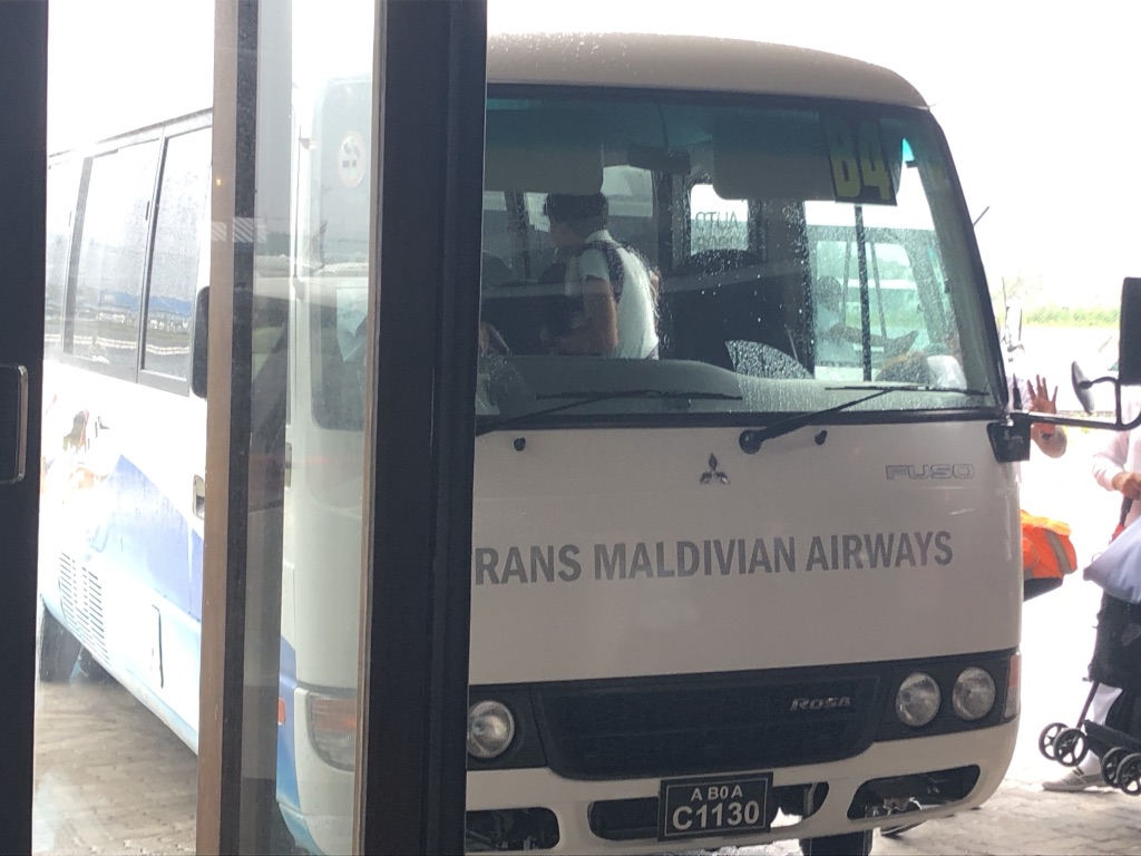 セントレジス・モルディブ・ヴォンムリ・リゾート帰りの水上飛行機の時間は?ラウンジは何時まで利用できる? 12 セントレジス・モルディブ・ヴォンムリ・リゾート チェックアウト 水上飛行機 時間 ラウンジ 利用 飲み物 食べ物 シャワー