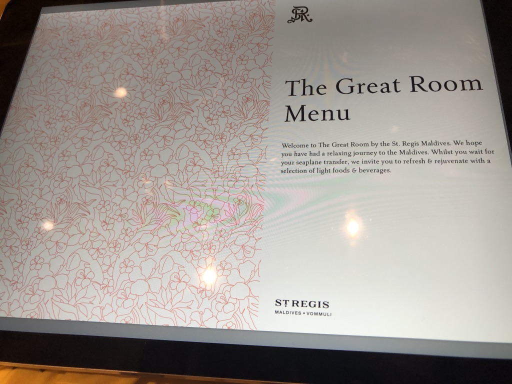 セントレジス・モルディブ・ヴォンムリ・リゾート帰りの水上飛行機の時間は?ラウンジは何時まで利用できる? 13 セントレジス・モルディブ・ヴォンムリ・リゾート チェックアウト 水上飛行機 時間 ラウンジ 利用 飲み物 食べ物 シャワー