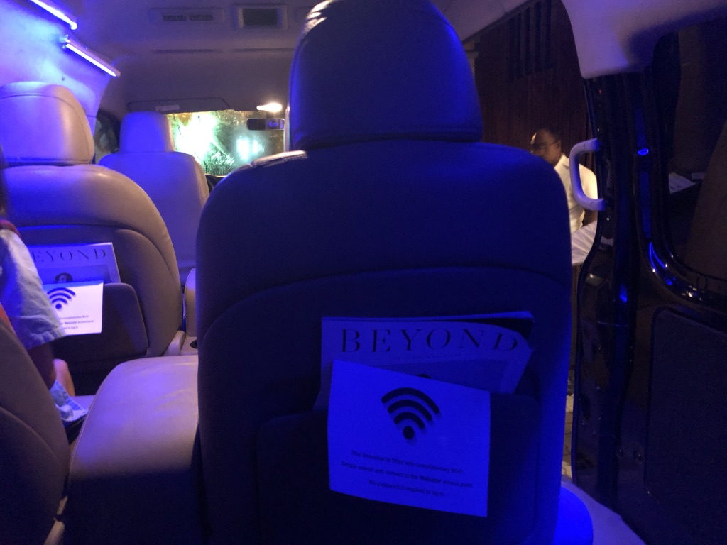 セントレジス・モルディブ・ヴォンムリ・リゾート帰りの水上飛行機の時間は?ラウンジは何時まで利用できる? 22 セントレジス・モルディブ・ヴォンムリ・リゾート チェックアウト 水上飛行機 時間 ラウンジ 利用 飲み物 食べ物 シャワー