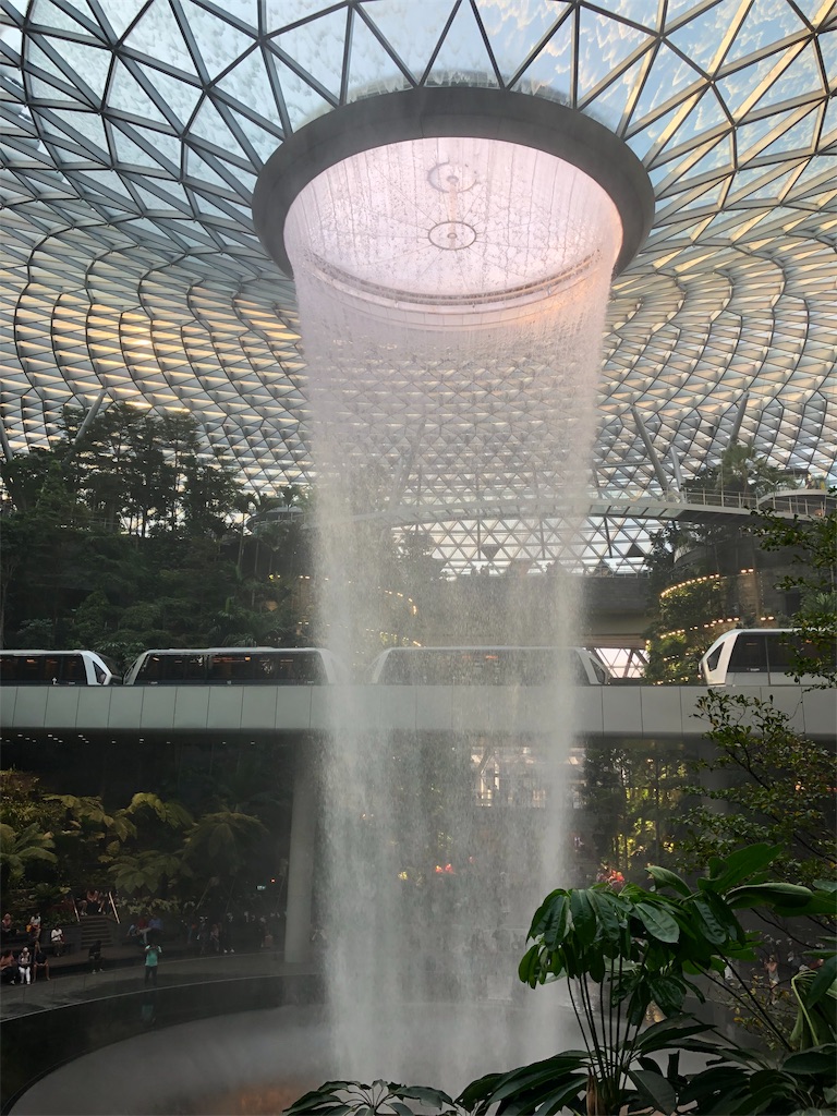 シンガポール チャンギ空港直結 大型モール Jewel ジュエル バラマキ 土産 オススメ レストラン タピオカ 人気 シンガポール チャンギ空港直結 大型モール Jewel ジュエル バラマキ 土産 オススメ レストラン タピオカ 人気