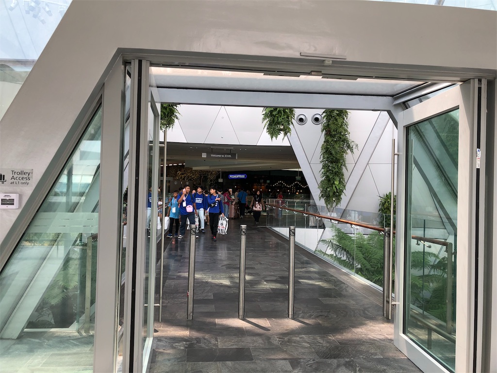 シンガポールチャンギ空港直結大型モールJewel(ジュエル)がスゴイ!空港からジュエルまでの行き方、何分で行ける?荷物預かり所はある?Wi-Fi環境は? 13 シンガポールチャンギ空港 Jewel(ジュエル)行き方 何分で行ける? 荷物預かり アーリーチェックイン Wi-Fi環境