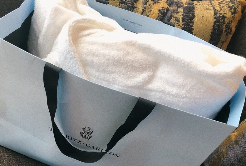 リッツカールトン福岡☆2.8の低評価はなぜ?宿泊費10万円越えラグジュアリーホテルの真相に迫ってみた! 12 リッツカールトン福岡 パジャマ バスローブ