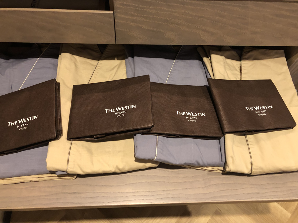 ウェスティン都ホテル京都　子連れ　宿泊記　ブログ　2ベッドルームスイート 1キングベッド＆2シングルベッド　子供添い寝　ジム　プール　温泉　朝食　クラブラウンジ　spgアメックス紹介　プラチナ特典　アメニティ