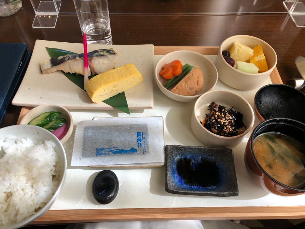 セントレジス大阪　ブログ　　宿泊記　子供添い寝　朝食　アクセス　駐車場　タイタニックオムレツ　プラチナ特典　バトラーサービス　マリオットボンヴォイアメックス　紹介　アメニティ