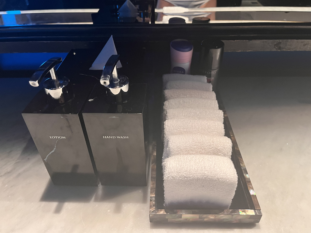 セントレジスバンコク　宿泊記　送迎　アクセス　朝食　プール　ジム　サウナ　子供添い寝年齢　マリオットボンヴォイアメックス　プラチナ特典　バトラーサービス