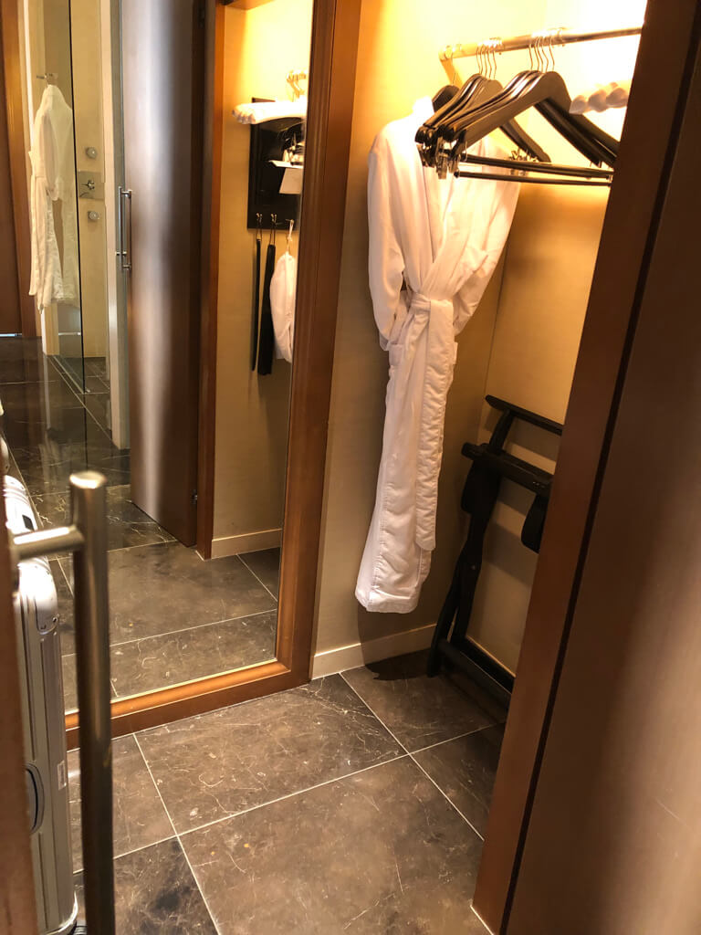 セントレジス大阪　ブログ　　宿泊記　子供添い寝　朝食　アクセス　駐車場　タイタニックオムレツ　プラチナ特典　バトラーサービス　マリオットボンヴォイアメックス　紹介　アメニティ