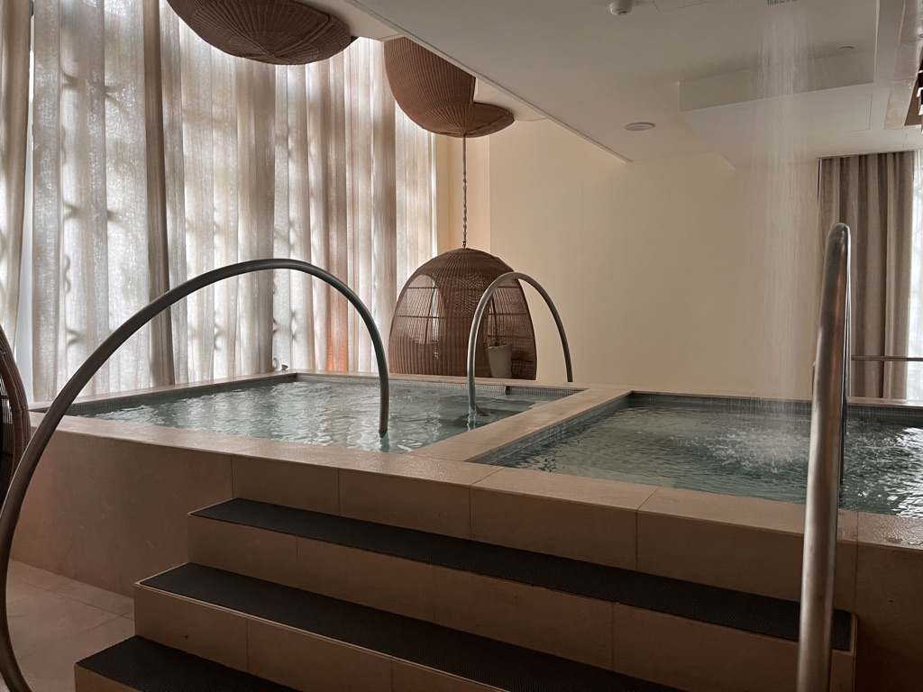 セントレジスバンコク　宿泊記　送迎　アクセス　朝食　プール　ジム　サウナ　子供添い寝年齢　マリオットボンヴォイアメックス　プラチナ特典　バトラーサービス