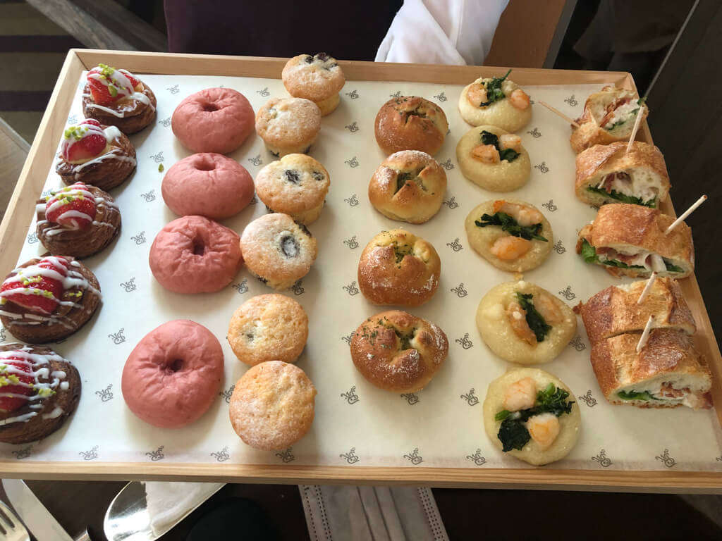 セントレジス大阪　ブログ　　宿泊記　子供添い寝　朝食　アクセス　駐車場　タイタニックオムレツ　プラチナ特典　バトラーサービス　マリオットボンヴォイアメックス　紹介　アメニティ