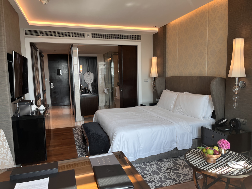 セントレジスバンコク　宿泊記　送迎　アクセス　朝食　プール　ジム　サウナ　子供添い寝年齢　マリオットボンヴォイアメックス　プラチナ特典　バトラーサービス