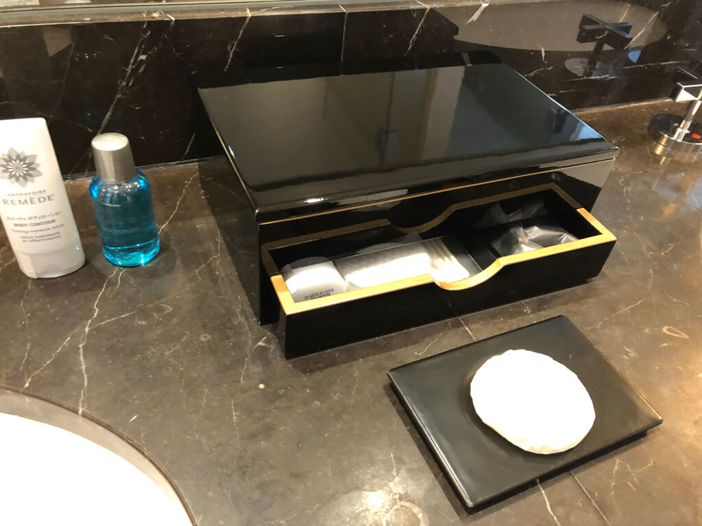 セントレジス大阪　ブログ　　宿泊記　子供添い寝　朝食　アクセス　駐車場　タイタニックオムレツ　プラチナ特典　バトラーサービス　マリオットボンヴォイアメックス　紹介　アメニティ