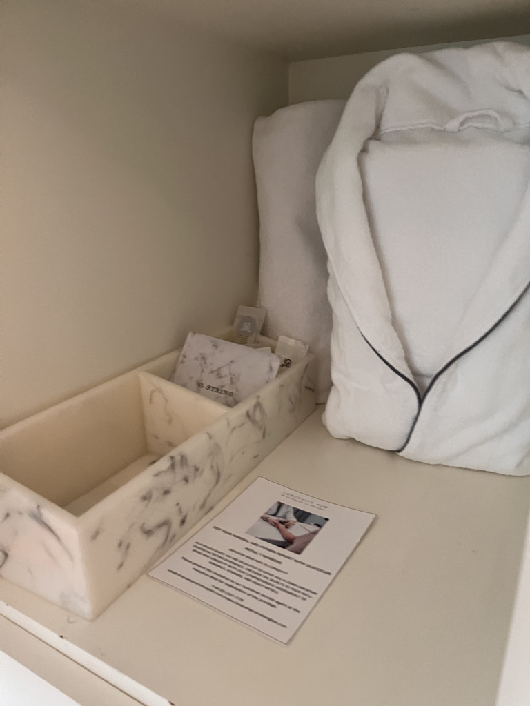 セントレジスバンコク　宿泊記　送迎　アクセス　朝食　プール　ジム　サウナ　子供添い寝年齢　マリオットボンヴォイアメックス　プラチナ特典　バトラーサービス