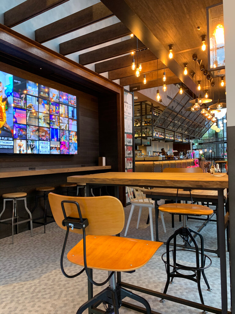 モクシー大阪梅田　バー　カフェ