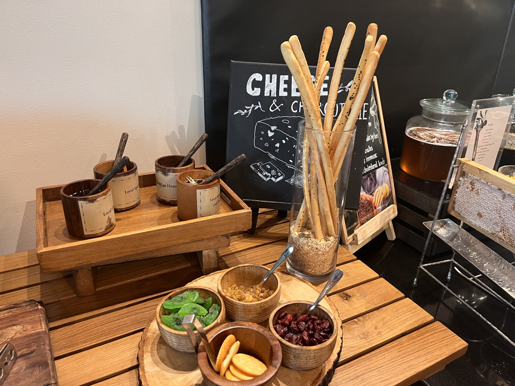 セントレジスバンコク　宿泊記　送迎　アクセス　朝食　プール　ジム　サウナ　子供添い寝年齢　マリオットボンヴォイアメックス　プラチナ特典　バトラーサービス