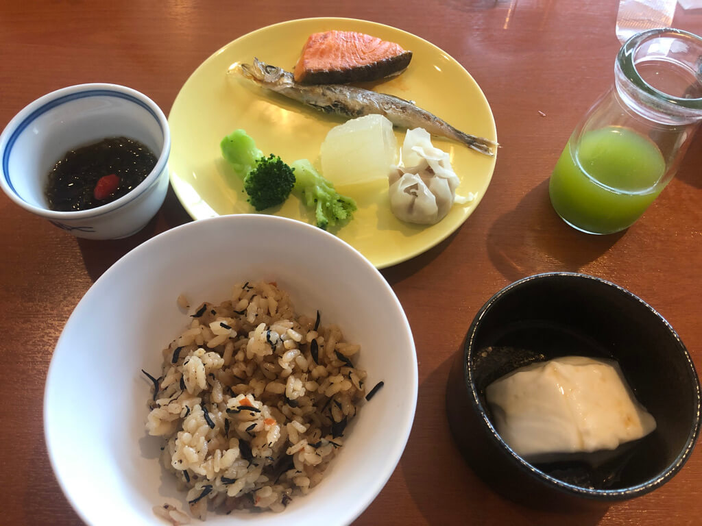【シェラトン沖縄サンマリーナリゾート】朝食・ダイニングルームはロコフードが味わえるメニュー満載でした〜! 21 シェラトン沖縄サンマリーナリゾート 朝食 コロナ ダイニングルーム センス メニュー プラチナ特典 マリオット会員割引 spgアメックス 紹介