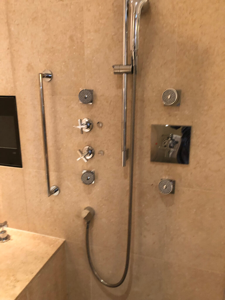 セントレジス大阪　ブログ　　宿泊記　子供添い寝　朝食　アクセス　駐車場　タイタニックオムレツ　プラチナ特典　バトラーサービス　マリオットボンヴォイアメックス　紹介　アメニティ