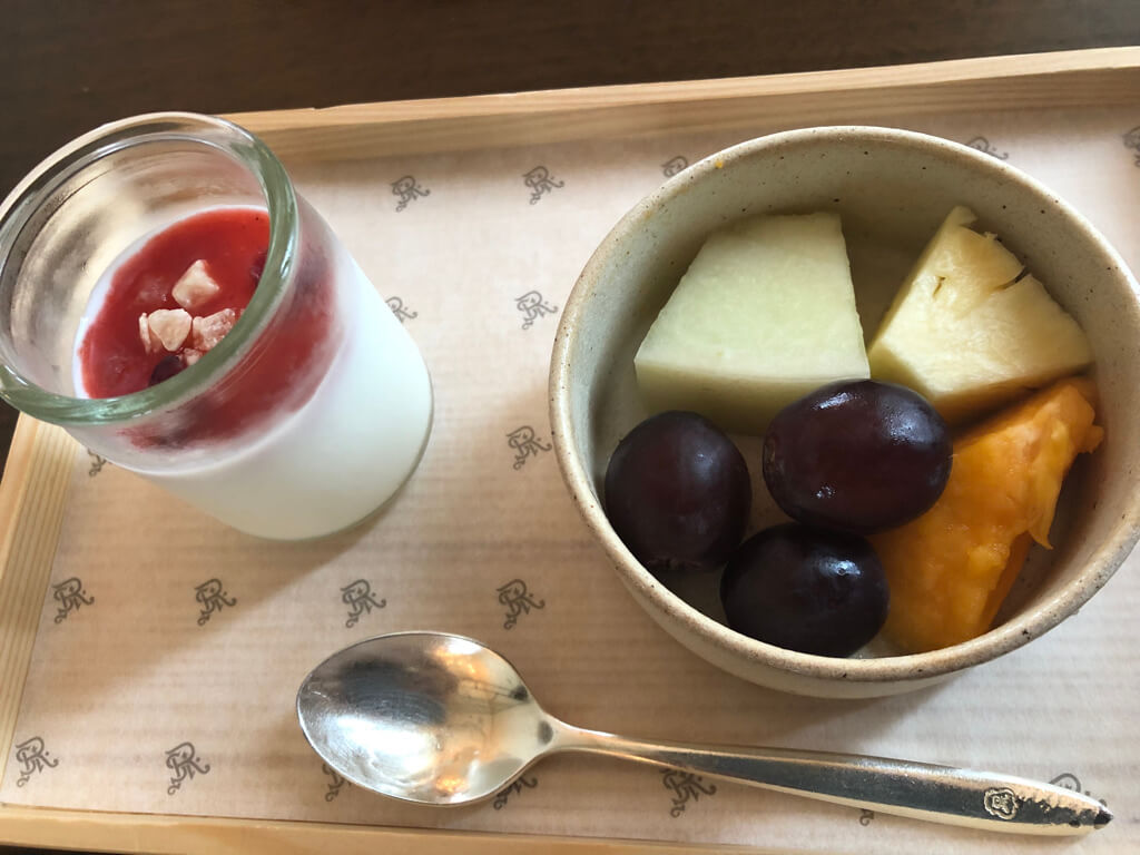 セントレジス大阪　ブログ　　宿泊記　子供添い寝　朝食　アクセス　駐車場　タイタニックオムレツ　プラチナ特典　バトラーサービス　マリオットボンヴォイアメックス　紹介　アメニティ