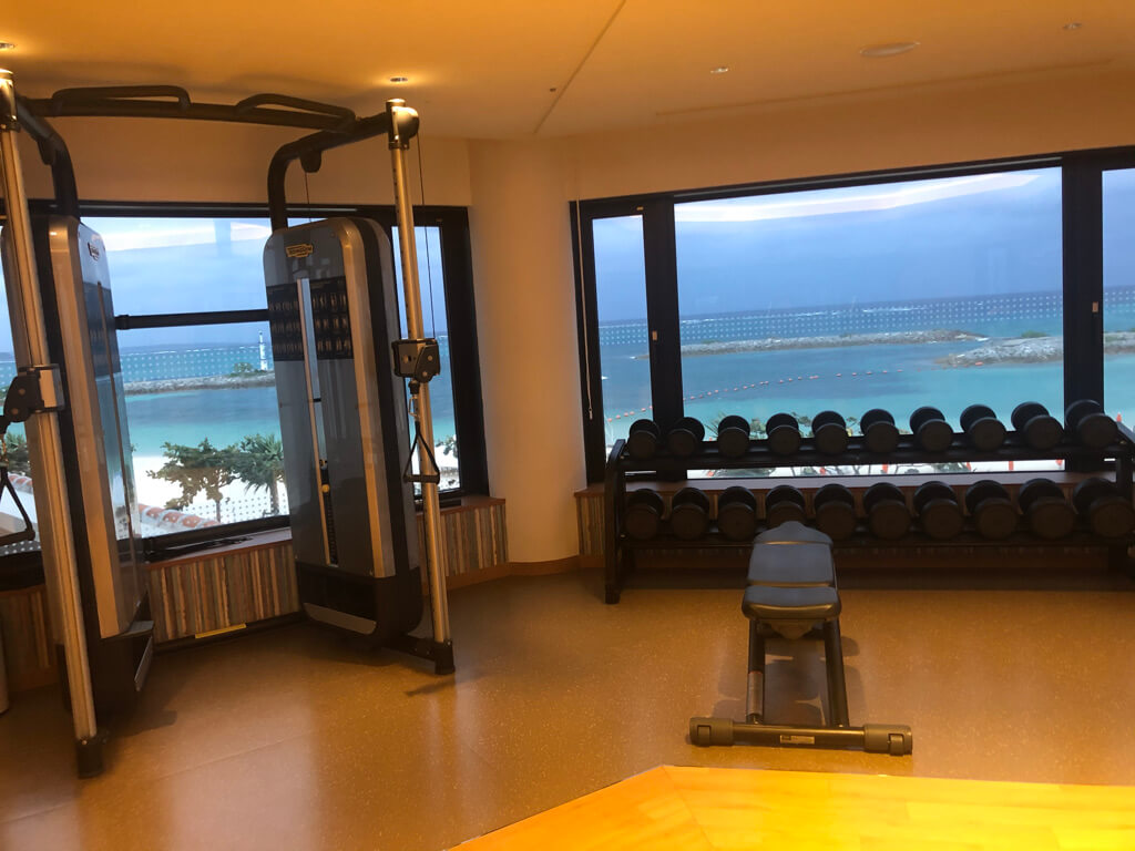 シェラトン沖縄サンマリーナリゾート　サウスタワー　宿泊記　プレミアムオーシャンツイン　フィットネスジム　大浴場　プール　サウナ　コンビニ　アメニティ