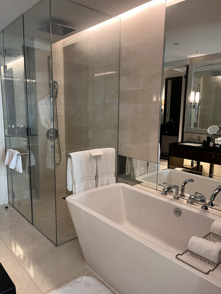 セントレジスバンコク　宿泊記　送迎　アクセス　朝食　プール　ジム　サウナ　子供添い寝年齢　マリオットボンヴォイアメックス　プラチナ特典　バトラーサービス