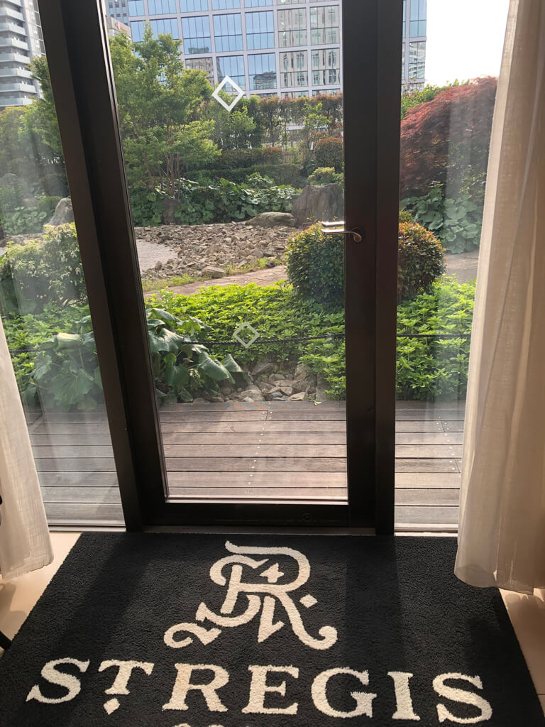 セントレジス大阪　ブログ　　宿泊記　子供添い寝　朝食　アクセス　駐車場　タイタニックオムレツ　プラチナ特典　バトラーサービス　マリオットボンヴォイアメックス　紹介　アメニティ