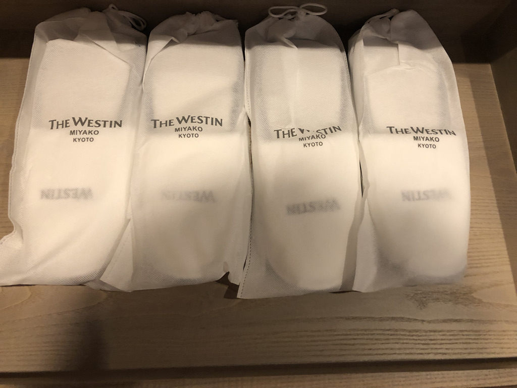 ウェスティン都ホテル京都　子連れ　宿泊記　ブログ　2ベッドルームスイート 1キングベッド＆2シングルベッド　子供添い寝　ジム　プール　温泉　朝食　クラブラウンジ　spgアメックス紹介　プラチナ特典　アメニティ