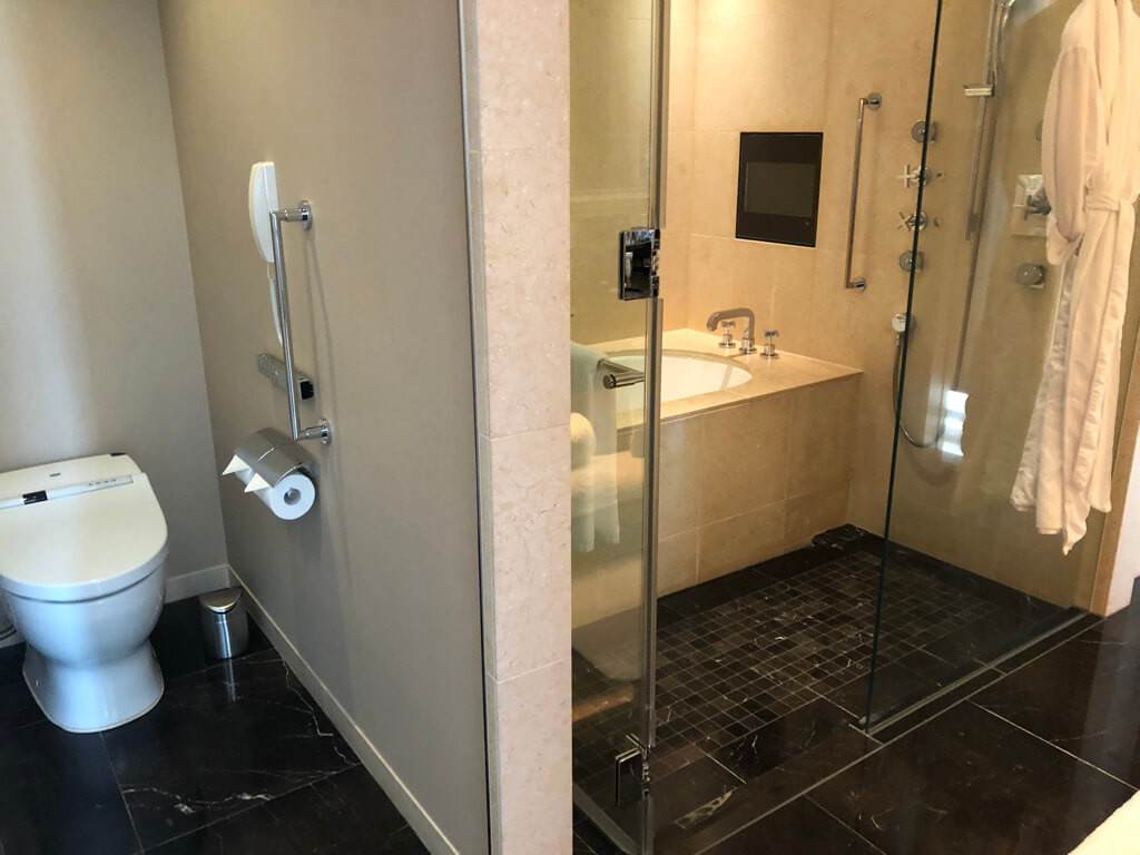 セントレジス大阪　ブログ　　宿泊記　子供添い寝　朝食　アクセス　駐車場　タイタニックオムレツ　プラチナ特典　バトラーサービス　マリオットボンヴォイアメックス　紹介　アメニティ