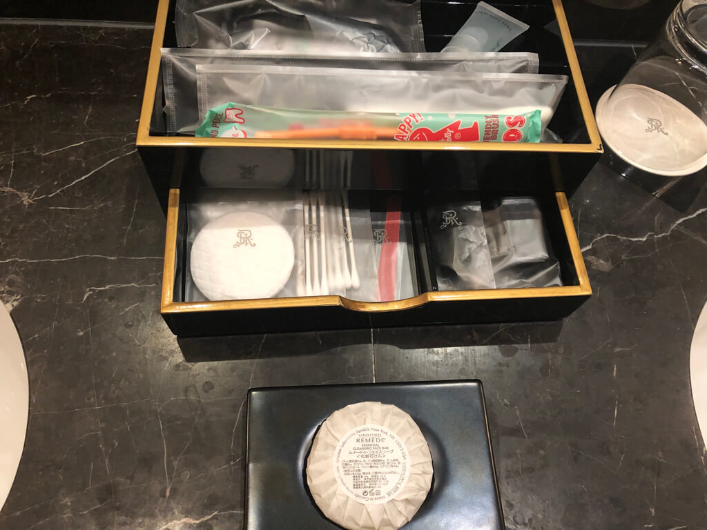 セントレジス大阪　ブログ　　宿泊記　子供添い寝　朝食　アクセス　駐車場　タイタニックオムレツ　プラチナ特典　バトラーサービス　マリオットボンヴォイアメックス　紹介　アメニティ