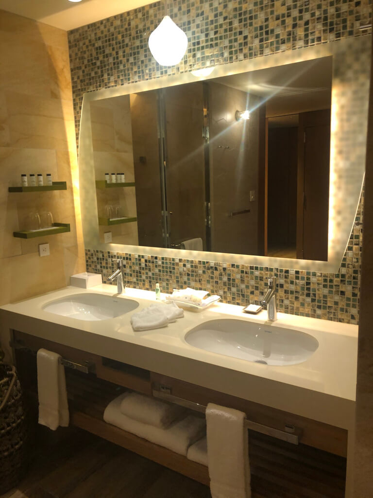 シェラトン沖縄サンマリーナリゾート　サウスタワー　宿泊記　プレミアムオーシャンツイン　フィットネスジム　大浴場　プール　サウナ　コンビニ　アメニティ