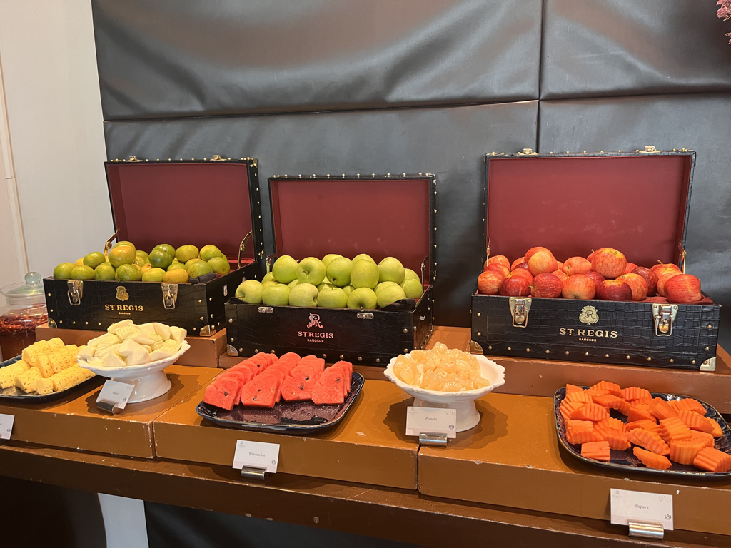 セントレジスバンコク　宿泊記　送迎　アクセス　朝食　プール　ジム　サウナ　子供添い寝年齢　マリオットボンヴォイアメックス　プラチナ特典　バトラーサービス