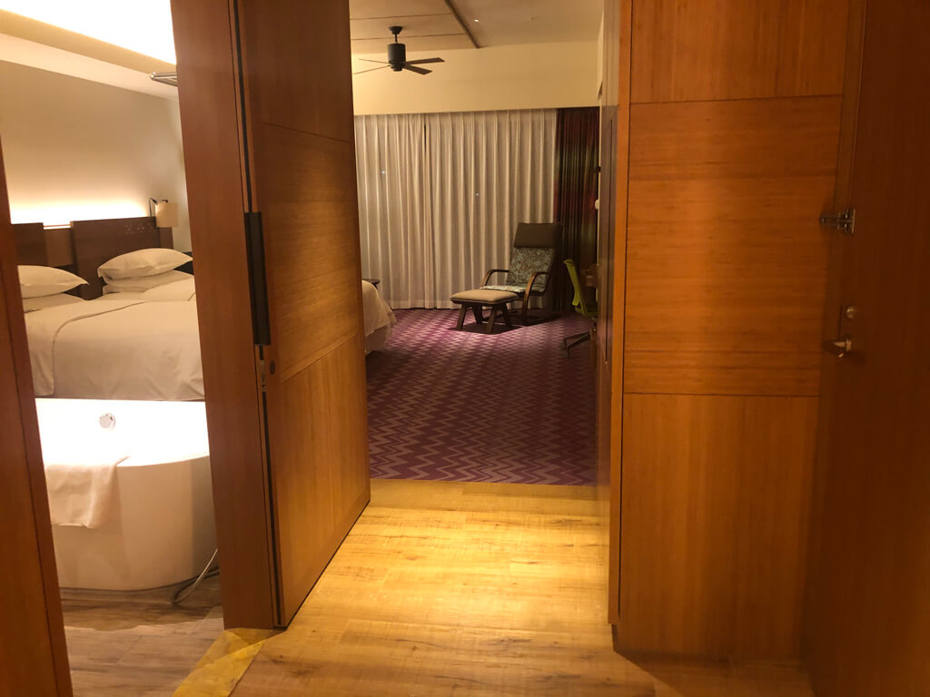 シェラトン沖縄サンマリーナリゾート　サウスタワー　宿泊記　プレミアムオーシャンツイン　フィットネスジム　大浴場　プール　サウナ　コンビニ　アメニティ