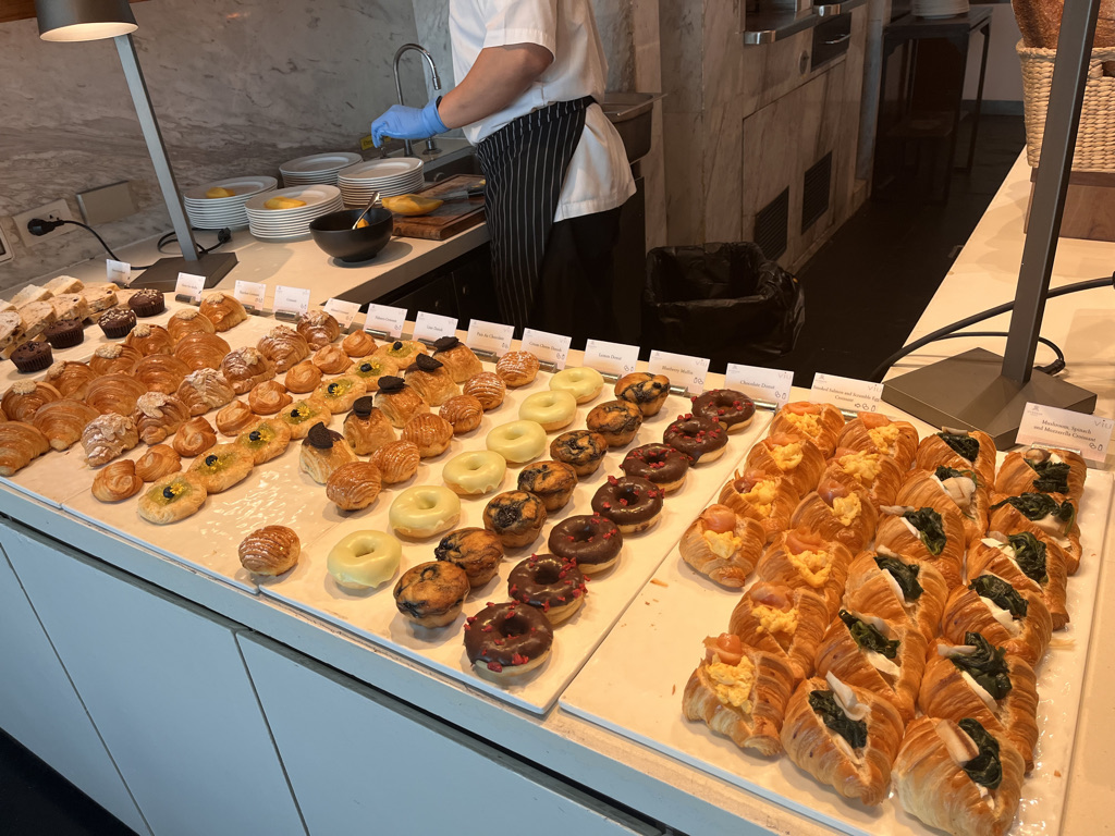 セントレジスバンコク　宿泊記　送迎　アクセス　朝食　プール　ジム　サウナ　子供添い寝年齢　マリオットボンヴォイアメックス　プラチナ特典　バトラーサービス