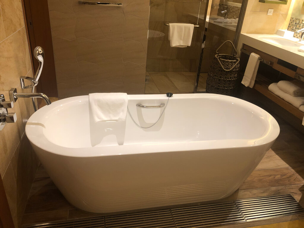 シェラトン沖縄サンマリーナリゾート　サウスタワー　宿泊記　プレミアムオーシャンツイン　フィットネスジム　大浴場　プール　サウナ　コンビニ　アメニティ