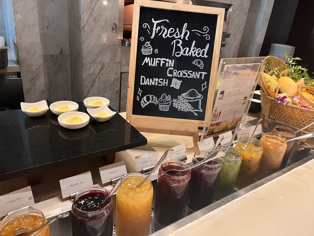 セントレジスバンコク　宿泊記　送迎　アクセス　朝食　プール　ジム　サウナ　子供添い寝年齢　マリオットボンヴォイアメックス　プラチナ特典　バトラーサービス