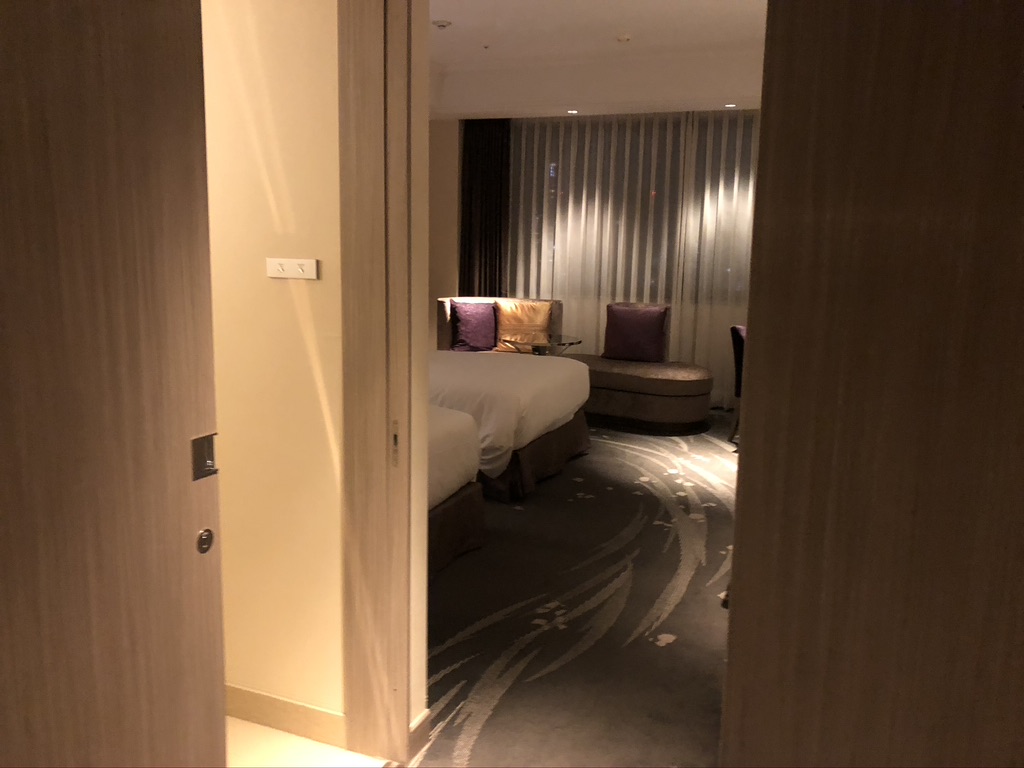 【東京マリオットホテル】デラックスツイン宿泊記☆繁忙期の宿泊はチェックインに要注意!泊まるなら心構えが必要。 3 東京マリオットホテル デラックスツイン 宿泊記 チェックイン 大行列 コロナ