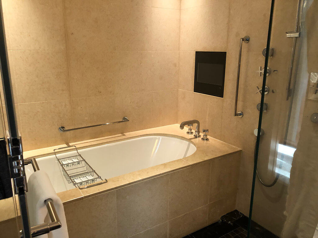 セントレジス大阪　ブログ　　宿泊記　子供添い寝　朝食　アクセス　駐車場　タイタニックオムレツ　プラチナ特典　バトラーサービス　マリオットボンヴォイアメックス　紹介　アメニティ