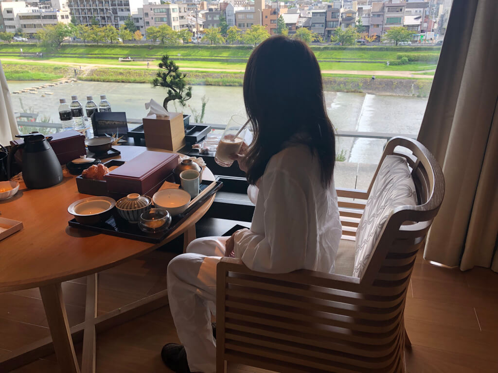 リッツカールトン京都子連れ宿泊記☆どこを取ってもアートな空間、朝食も最高!良さを再認識した宿泊となりました♡ 88 リッツカールトン京都 ブログ spgamex紹介 プラチナ会員 特典 朝食 プール アクティビティ 子供添い寝 アメニティ インルーム ルームサービス