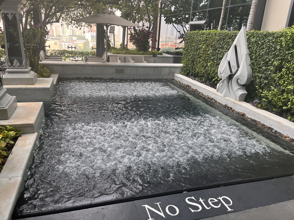 セントレジスバンコク　宿泊記　送迎　アクセス　朝食　プール　ジム　サウナ　子供添い寝年齢　マリオットボンヴォイアメックス　プラチナ特典　バトラーサービス