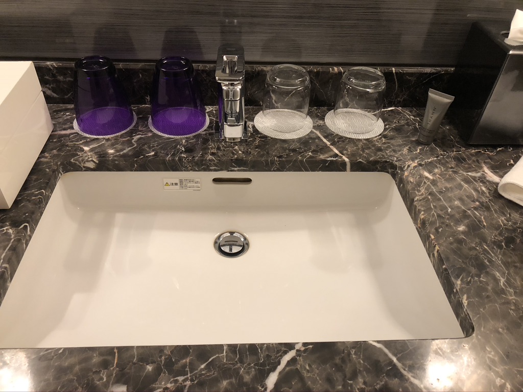 【東京マリオットホテル】デラックスツイン宿泊記☆繁忙期の宿泊はチェックインに要注意!泊まるなら心構えが必要。 17 東京マリオットホテル デラックスツイン 宿泊記 チェックイン 大行列 コロナ