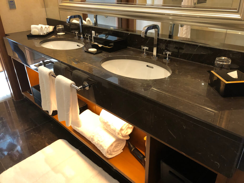 セントレジス大阪　ブログ　　宿泊記　子供添い寝　朝食　アクセス　駐車場　タイタニックオムレツ　プラチナ特典　バトラーサービス　マリオットボンヴォイアメックス　紹介　アメニティ