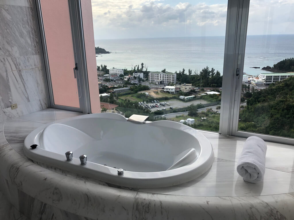 沖縄マリオット 宿泊記 パノラマオーシャンスイートプレミアム 部屋 館内施設 格安宿泊　プラチナ特典 SPGアメックス紹介　ジム　プール　スパ