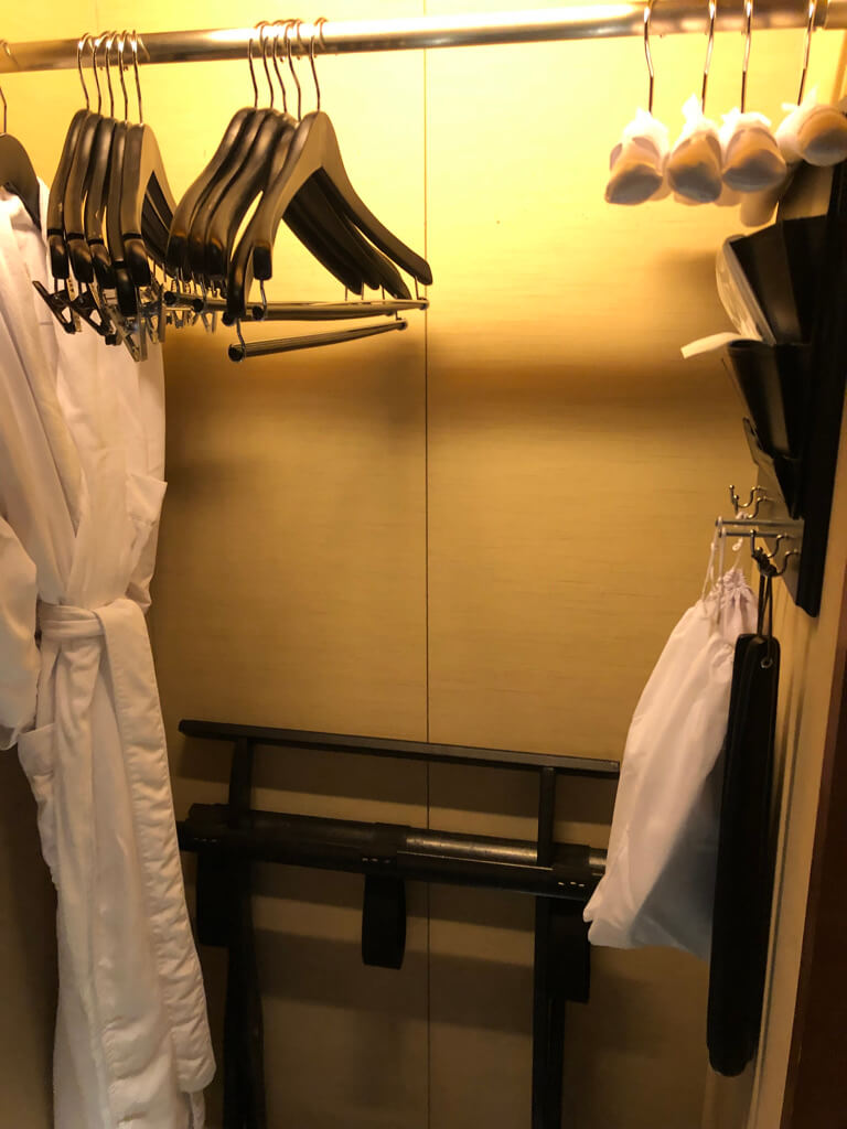 セントレジス大阪　ブログ　　宿泊記　子供添い寝　朝食　アクセス　駐車場　タイタニックオムレツ　プラチナ特典　バトラーサービス　マリオットボンヴォイアメックス　紹介　アメニティ