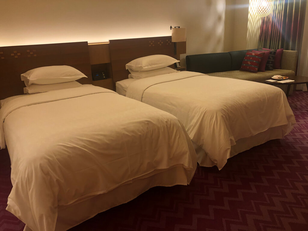 シェラトン沖縄サンマリーナリゾート　サウスタワー　宿泊記　プレミアムオーシャンツイン　フィットネスジム　大浴場　プール　サウナ　コンビニ　アメニティ