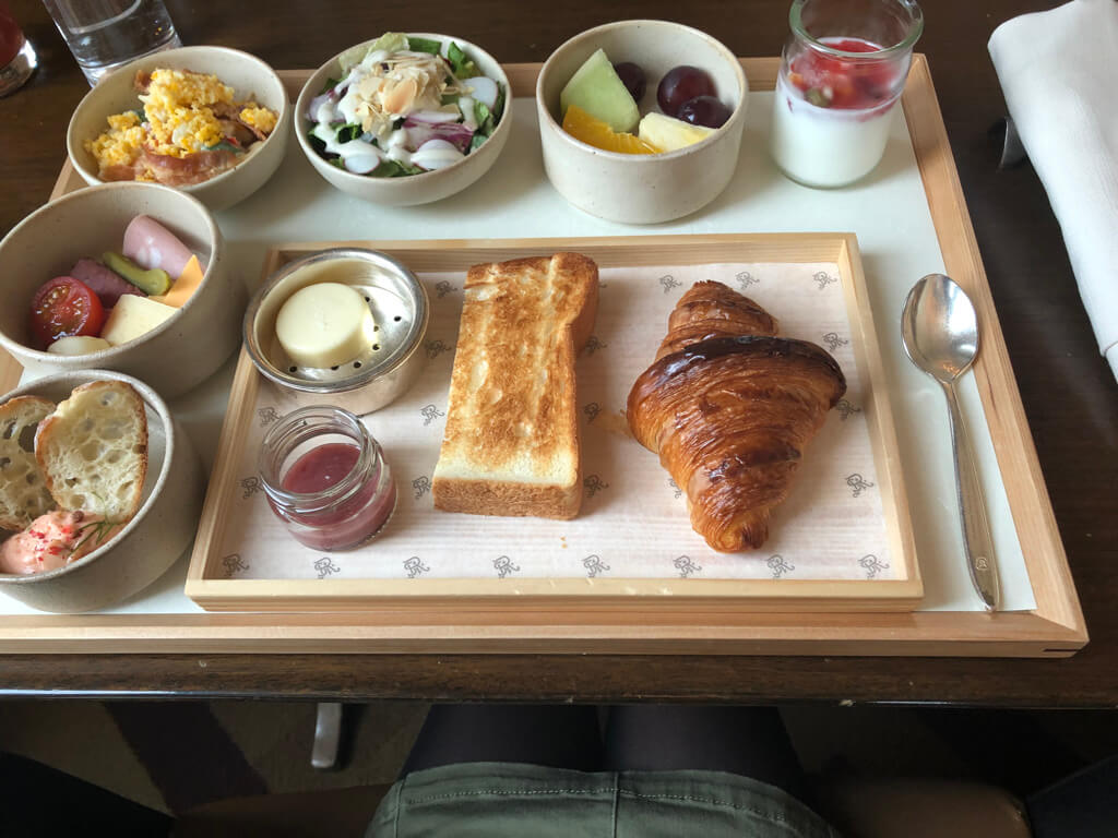 セントレジス大阪　ブログ　　宿泊記　子供添い寝　朝食　アクセス　駐車場　タイタニックオムレツ　プラチナ特典　バトラーサービス　マリオットボンヴォイアメックス　紹介　アメニティ