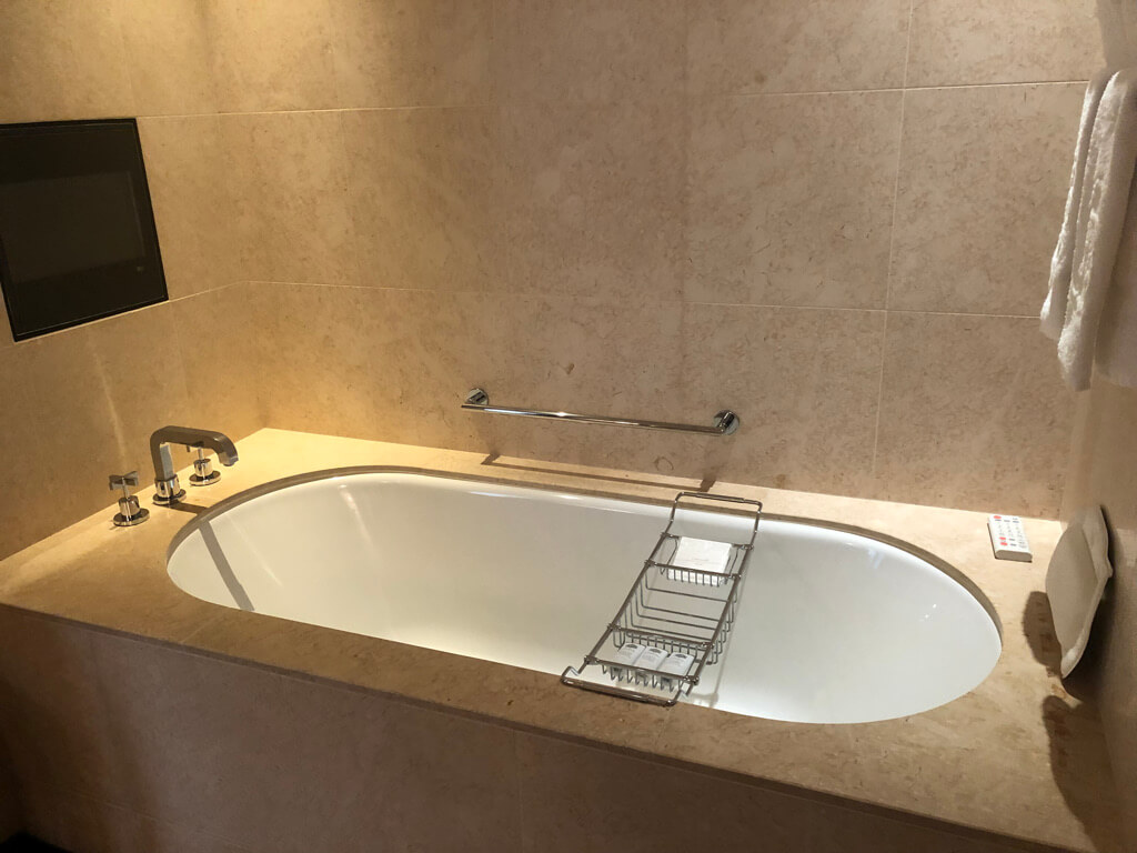 セントレジス大阪　ブログ　　宿泊記　子供添い寝　朝食　アクセス　駐車場　タイタニックオムレツ　プラチナ特典　バトラーサービス　マリオットボンヴォイアメックス　紹介　アメニティ