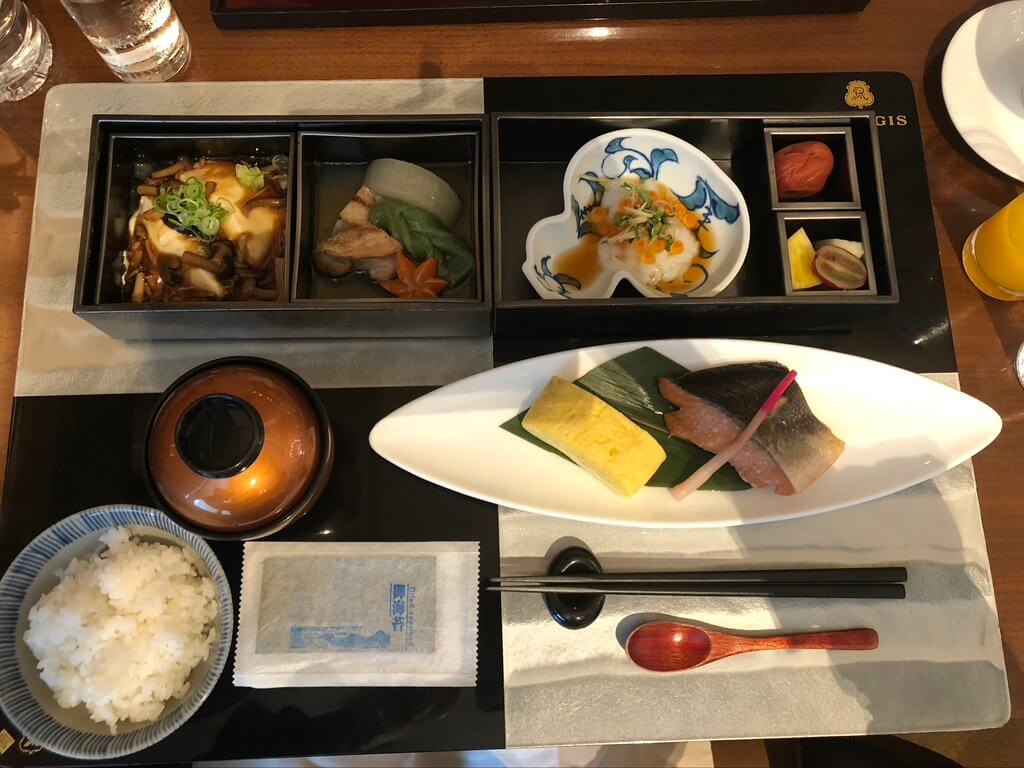 セントレジス大阪宿泊記☆ジョンお気に入りの朝食を味わってきました〜! 10 セントレジス大阪 朝食 アメリカンブレックファースト 朝食メニュー 和朝食御膳 コロナ感染対策 朝食時間 spgアメックス プラチナ特典 子供メニュー