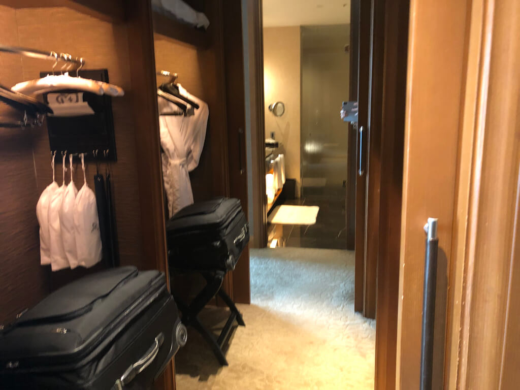 セントレジス大阪　ブログ　　宿泊記　子供添い寝　朝食　アクセス　駐車場　タイタニックオムレツ　プラチナ特典　バトラーサービス　マリオットボンヴォイアメックス　紹介　アメニティ