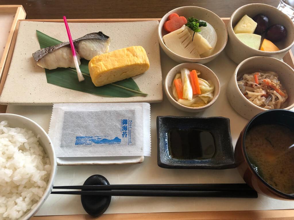 セントレジス大阪　ブログ　　宿泊記　子供添い寝　朝食　アクセス　駐車場　タイタニックオムレツ　プラチナ特典　バトラーサービス　マリオットボンヴォイアメックス　紹介　アメニティ