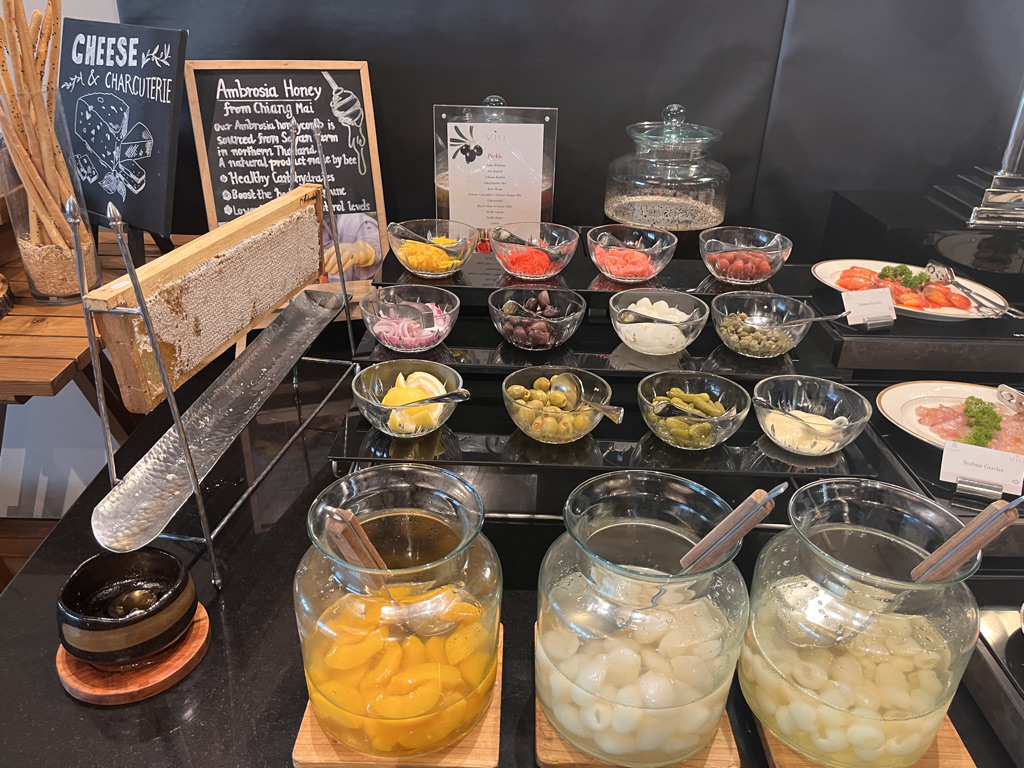 セントレジスバンコク　宿泊記　送迎　アクセス　朝食　プール　ジム　サウナ　子供添い寝年齢　マリオットボンヴォイアメックス　プラチナ特典　バトラーサービス