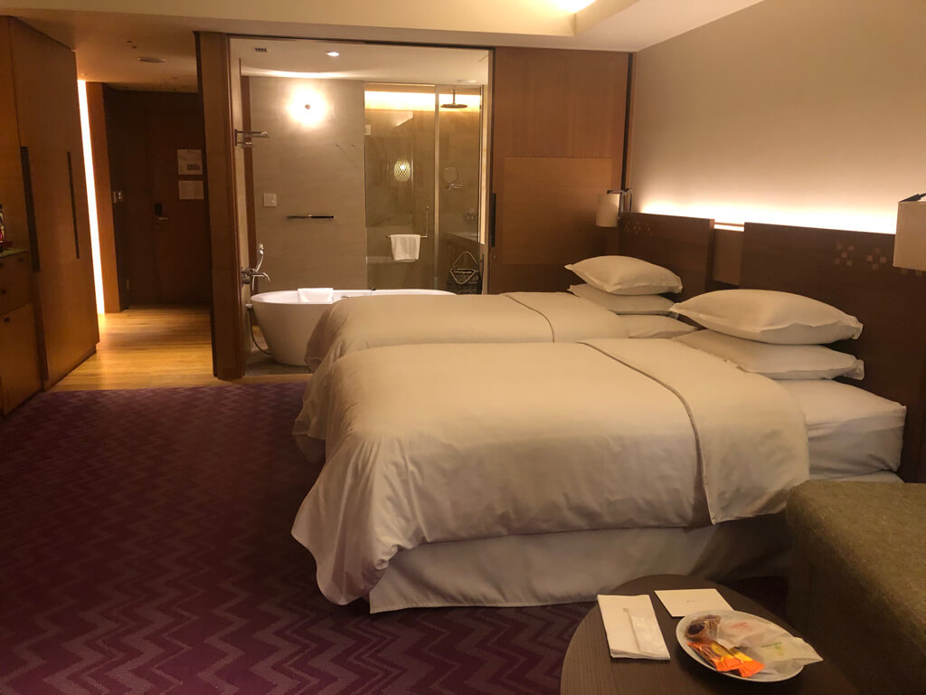 シェラトン沖縄サンマリーナリゾート　サウスタワー　宿泊記　プレミアムオーシャンツイン　フィットネスジム　大浴場　プール　サウナ　コンビニ　アメニティ